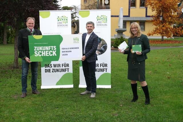 Erwin Dirnberger, Franz Fartek und Sandra Höbel mit dem Zukunftsscheck der Landentwicklung Steiermark