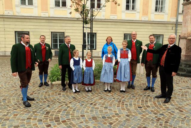 Unter diesem Friedensbaum wird für den Frieden getanzt, musiziert und gesungen. | Foto: Kindervolkstanzgruppe Klagenfurt