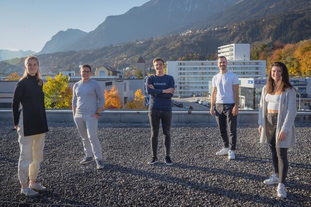 Das Team von VirtRegio wächst: Eva Rodenbusch-Mohr (Assistenz der Geschäftsführung), Patrick Skalitzky (Mitgründer, CFO), Johannes Tilg (Mitgründer, CEO), Michael Venier (Mitgründer, CDO) und Hannah Moser (Content Managerin). | Foto: VirtRegio