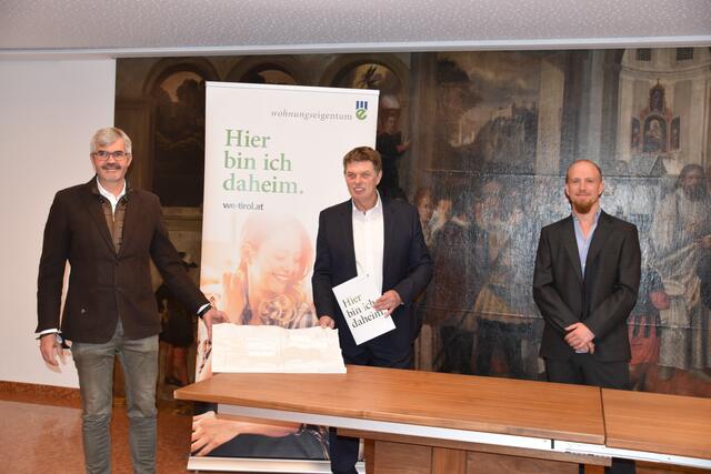 Präsentieren das Projekt als Modell: Bürgermeister Werner Friesser, WE GF Dir. Walter Soier und Wettbewerbssieger Architekt DI Andreas Stotz (v. li.).