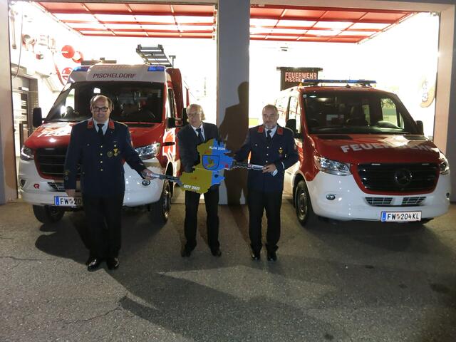 Symbolischel Schlüsselübergabe der neuen Einsatzfahrzeuge | Foto: FF Pischeldorf