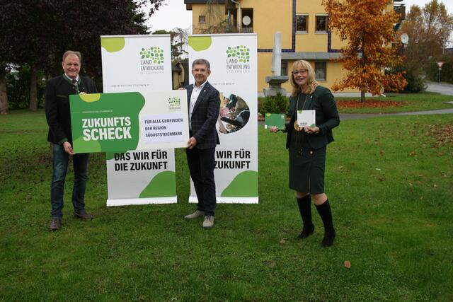 Gemeindebund-Präsident Erwin Dirnberger, Obmann Franz Fartek und Geschäftsführerin Sandra Höbel (v.l.) mit dem Zukunftsscheck der Landentwicklung Steiermark.