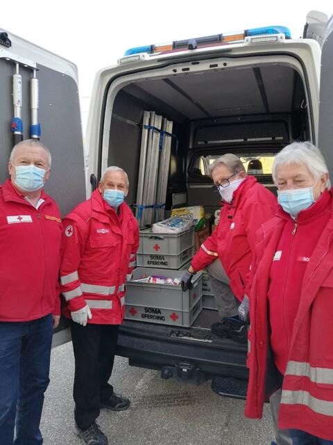 Freiwillige Mitarbeiter sammeln Warenspenden vor den Märkten. | Foto: ÖRK Eferding
