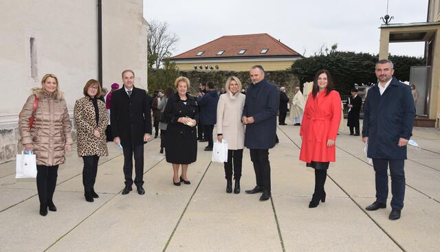 Auch LH Hans Peter Doskozil, LT-Präsidentin Verena Dunst, LH-Stv. Astrid Eisenkopf, LR Leonhard Schneemann, LR Daniela Winkler und LR Heinrich Dorner besuchten die Messe im Dom  | Foto: Landesmedienservice Burgenland