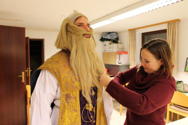 Sorgfältig wird das Gewand angelegt, die letzte probe folgt, bevor die Hausbesuche starten. Die Aufnahme entstand in einem der Vorjahre. Heuer wird es leider keine Nikolaus-Hausbesuche geben. | Foto: wrann