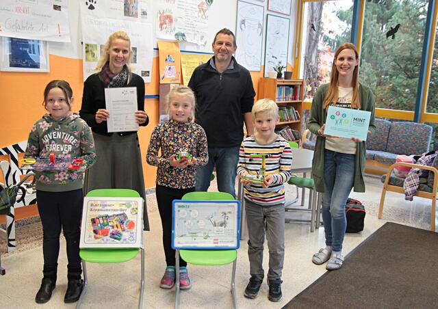 Die Schüler brachten Lego-Roboter durch eigene Befehle ins Fahren