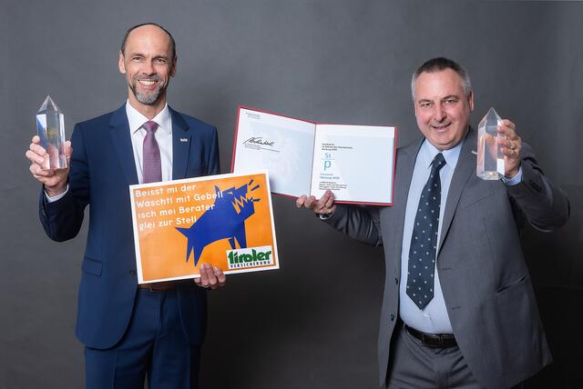 Franz Mair, Vorstand TIROLER VERSICHERUNG, und Martin Reiter, Marketingleiter
(v. l.) freuen sich über die Auszeichnung vom Bundesministerium für Digitalisierung und
Wirtschaftsstandort. | Foto: Christian Hohlrieder