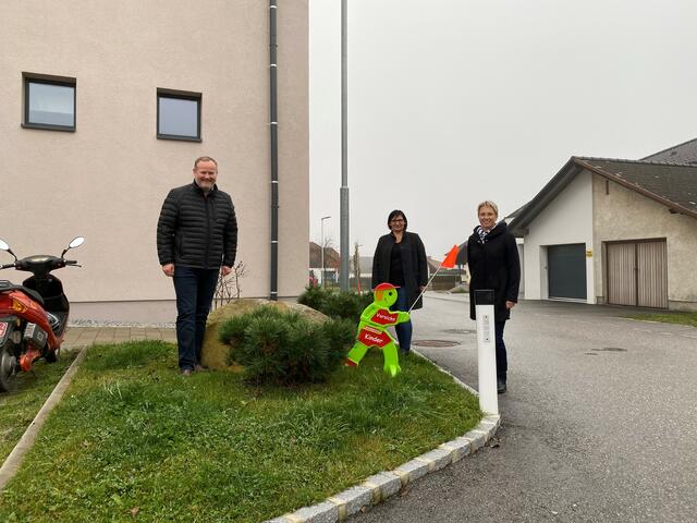 Von links: Bürgermeister Günter Lorenz, Familienausschuss-Obfrau Katharina Jachs und Volksschuldirektorin Ingrid Brandstätter.
