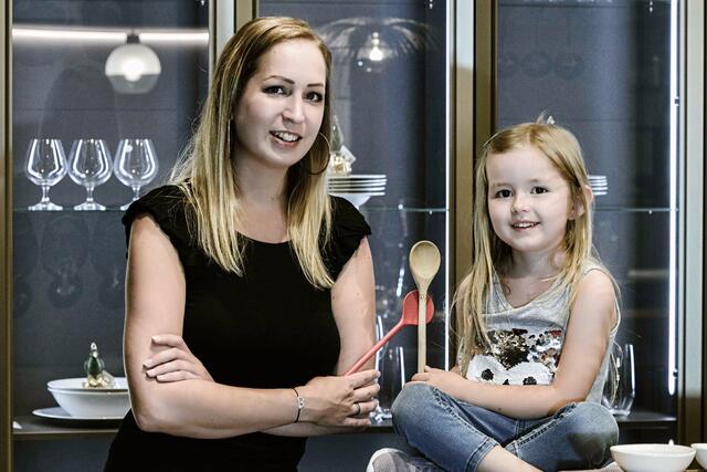 Die beiden begeisterten "Küchenfeen" Mama Beate und Töchterchen Lena Schoberl (5). Sie haben nach dem Kochbuch nun auch ein Backbuch veröffentlicht.  | Foto: ©Thomas Eisenpass