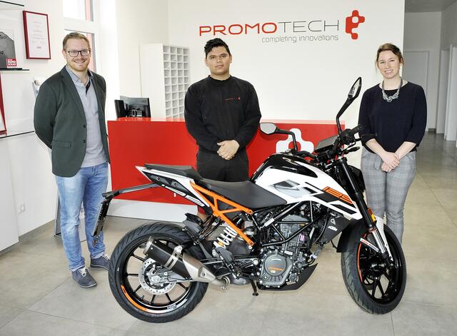 Michael Benninger (l.) und Katja Kober (r.) von Promotech übergaben ein Motorrad an Johannes Steinberger (M), der die Lehrabschlussprüfung mit gutem Erfolg abgeschlosen hat.  | Foto: Manfred Fesl