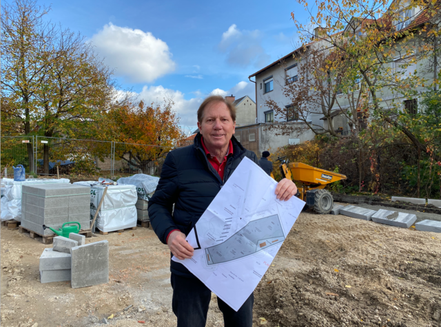 Bürgermeister Matthias Weghofer auf der Baustelle für den 500 Quadratmeter großen Fitness- und Motorikpark der in Wiesen entsteht