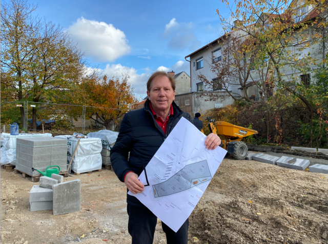 Bürgermeister Matthias Weghofer auf der Baustelle für den 500 Quadratmeter großen Fitness- und Motorikpark der in Wiesen entsteht | Foto: Marktgemeinde Wiesen