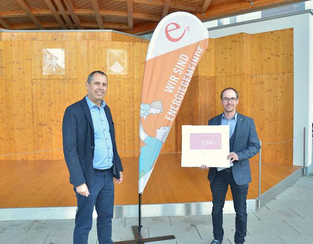 DI Bruno Oberhuber, GF Energie Tirol (li.) übergibt die Auszeichnung an den Pfundser Vizebürgermeister Peter Wille. | Foto: Energie Tirol