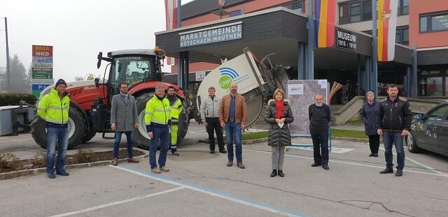Landeshauptmann-Stellvertreterin Gaby Schaunig und Bürgermeister Josef Zoppoth (Mitte) mit Gemeinde-Vertretern und GNK-Mitarbeitern | Foto: Marktgemeinde Kötschach-Mauthen