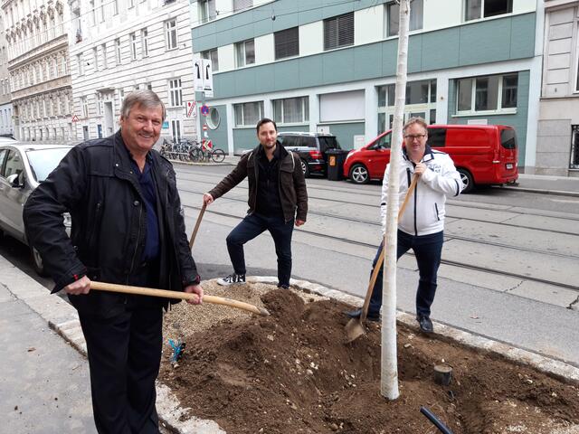 Bezirksvorsteher Erich Hohenberger, SPÖ (links) packte tatkräftig mit an.