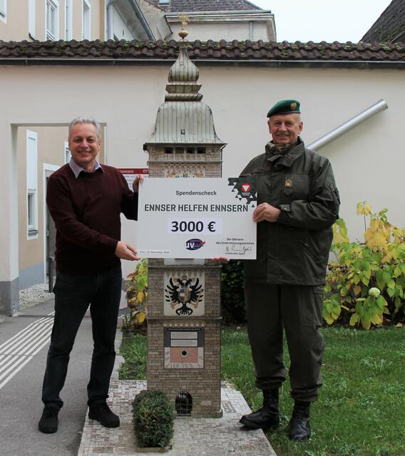 Bei der Übergabe: Bürgermeister Franz Stefan Karlinger und Brigadier Nikolaus Egger (von links). | Foto: HUAk Enns