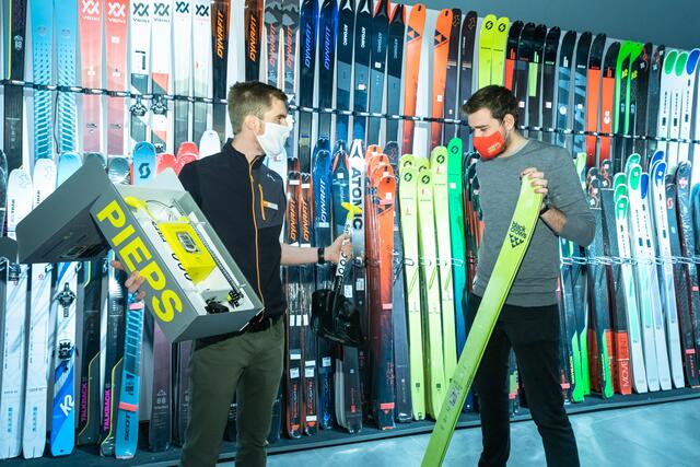 Sicherheit geht vor: Die Lawinenpieps-Ausrüstung darf nicht fehlen. | Foto: Jorj Konstantinov