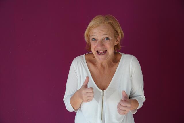 Anita Köchl, die Schauspielerin, Kabarettistin, Produzentin und Mitglied des künstlerischen Leitungsteams des Kleinen Theaters Salzburg, mimt wieder einen Begriff. | Foto: Gertraud Kleemayr