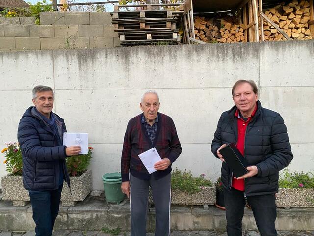 Gratuliertem Jubilar OSR. Anton Widlhofer (Mitte) zum 90. Geburtstag: Vizebgm. Josef Habeler und Bgm. Matthias Weghofer | Foto: Marktgemeinde Wiesen
