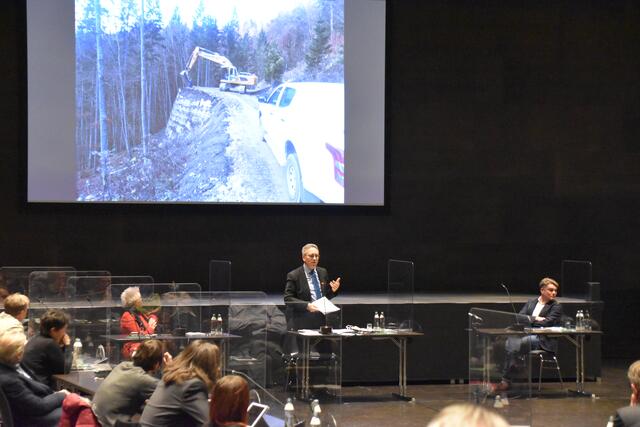 Drei Gemeinderäte stellten in der jüngsten Kufsteiner Gemeinderatssitzung Anfragen zum Thema Forstbewirtschaftung im Kaisertal. Bgm. Martin Krumschnabel beantwortete im Anschluss einige der Fragen und zeigte dazu auch Fotos.  | Foto: Barbara Fluckinger