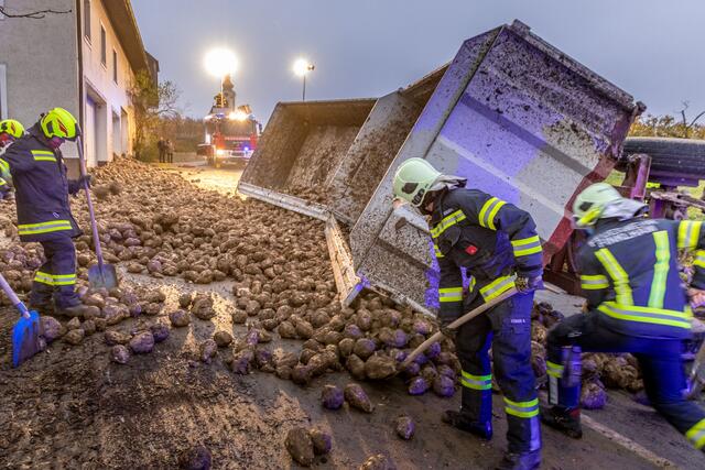 In Scharten kippten zwei Anhänger mit Zuckerrüben um. Die Einsatzkräfte der drei Feuerwehren Scharten, Finklham und Alkoven hoben die Anhänger und säuberten die Fahrbahn. | Foto: Hermann Kollinger