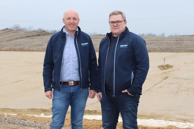 Geschäftsführer Johann Kasper und Controller Christoph Standfest von Primatech vor dem neuen Firmengelände. | Foto: Kunde