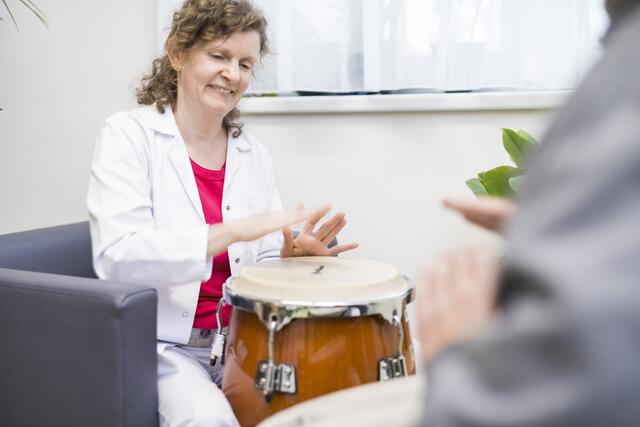 Auch Musik‐ und Tanztherapie sind Teil des multiprofessionellen Therapieteams in der modernen Psychiatrie und leisten einen bedeutenden Beitrag zum bio‐psycho‐sozialen Genesungsprozess während des Klinikaufenthalte. | Foto: © Klinikum Wels‐Grieskirchen / Nik Fleischmann