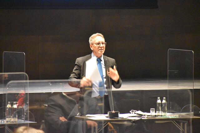 Bgm. Martin Krumschnabel sprach im Fall des Bödenwaldweges von einer "Routinearbeit, wie unser Forst oder die Stadtwerke es in diesem Jahr gemacht haben: ein Weg bricht hinunter und muss gerichtet werden".  | Foto: Barbara Fluckinger