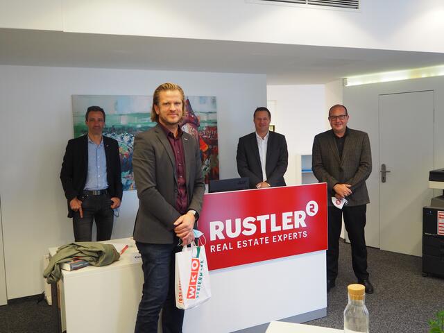 Die Rustler-Immobilien-Experten mit Viktor Larissegger (vorne). | Foto: WOCHE