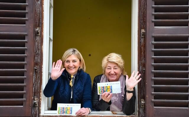 Anette Lang und Elisabeth Rosegger schließen für heuer Fenster, Balken und Türen der KUNSTradl Veranstaltung in Millstatt. | Foto: Rosegger 