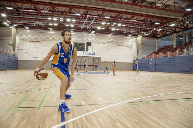 Raphael Miksch (im Bild bei der Eröffnung der modernisierten Sporthalle Alpenstraße) und seine Mannschaftskollegen der Basketballunion Salzburg dürfen weiter spielen. | Foto: Stadt Salzburg/Susi Berger