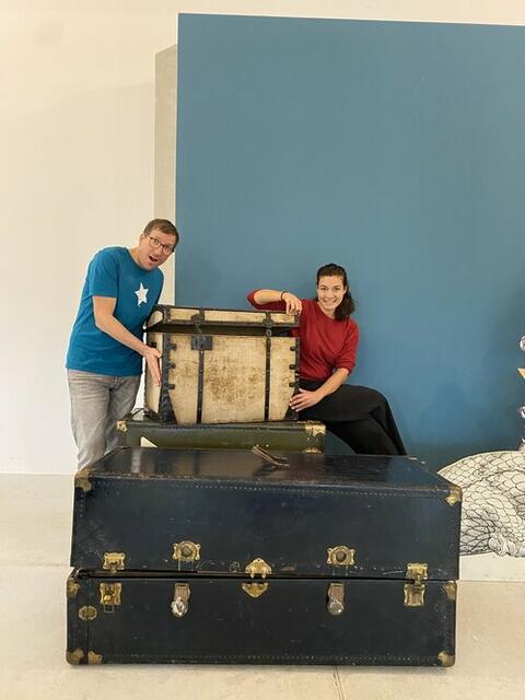 Die Kinderkulturwelt-Vorstände Tobias Pichler und Magda Hassan haben die Ausstellung organisiert. | Foto: Kinderkulturwelt