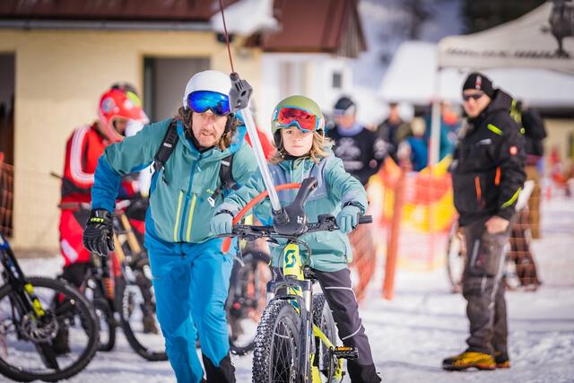 Mit dem Lift geht es nach oben auf dem Fahrrad. | Foto: M Jocher Moments