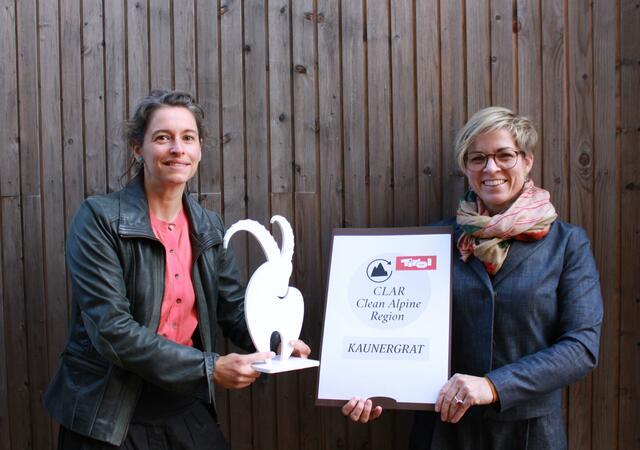 CLAR-Koordinatorin Elisabeth Steinlechner (links) und TVB-Geschäftsführerin Michaela Gasser-Mark freuen sich über den höchsten Förderzuschlag als "Clean Alpin Region". | Foto: TVB Tiroler Oberland