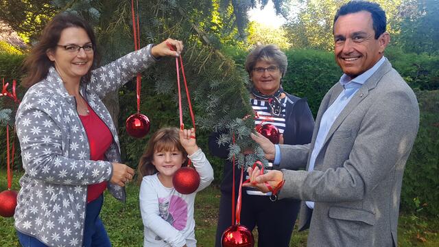Der Sierninger Weihnachtsbaum wird heuer zum Wunschbaum. Von li. Gemeindevorstand Ursula Auer mit Tochter Juliane, Sozialreferentin Andrea Möslinger und 
 Richard Kerbl. | Foto: SPÖ Sierning