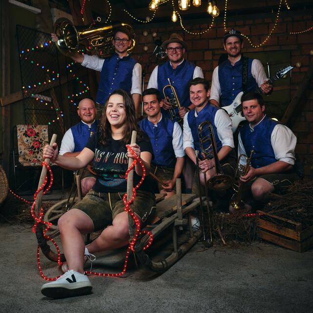 8 Musiker inkl. Sängerin bilden „VöcklaBLECH“. Die Band ist seit 2011 Blas-Pop-Musik auf. Die Musiker haben ihre Wurzeln in Neukirchen/Vöckla, Pöndorf, Timelkam, Ungenach und St. Mari-enkirchen am Hausruck. Der Auftritt am SiebzigAIR wäre somit ein Heimspiel für sie. | Foto: VöcklaBLECH