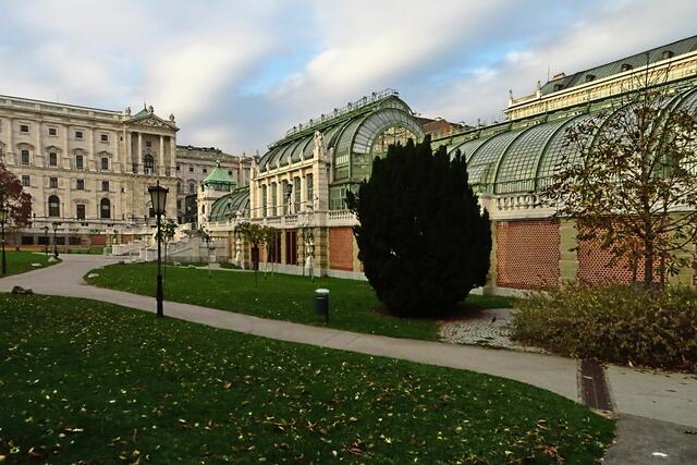Hinter/zwischen Palmenhaus und Museum liegt die Österreichische Nationalbibliothek