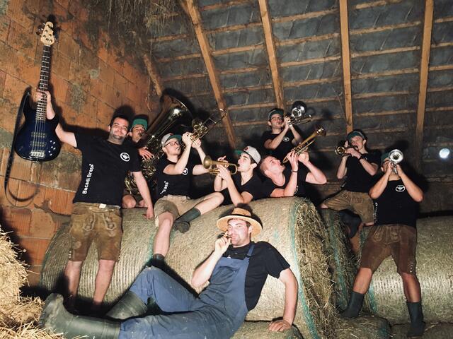 2018 haben sich die 11 jungen Musiker rund um „Bacadi Brass“ zusammengefunden. Die jungen Mühlviertler, welche aus Oberneukirchen im Bezirk Urfahr-Umgebung stammen, haben sich auf Brass und moderne Blasmusik fokussiert. | Foto: Bacardi Brass