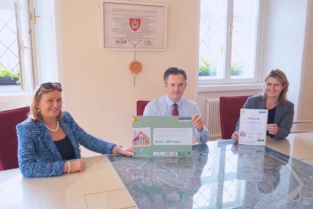 Familienstadträtin Maria-Theresia Eder, Bürgermeister Stefan Schmuckenschlager und die stellvertretende Stadtamtsdirektorin Irene Kern freuen sich über den 2. Platz beim Landeswettbewerb und den Sonderpreis beim Staatspreis.
Foto „Verleihung“ (c) Daniela Matejschek
Bildtext: V.l.: Stv. Stadtamtsdirektorin Mag. Irene Kern bei der Preisverleihung des von Landesrätin Christiane Teschl-Hofmeister (l.) und Wirtschaftskammer NÖ-Präsident Wolfgang Ecker (r.) initiierten Landeswettbewerbs.