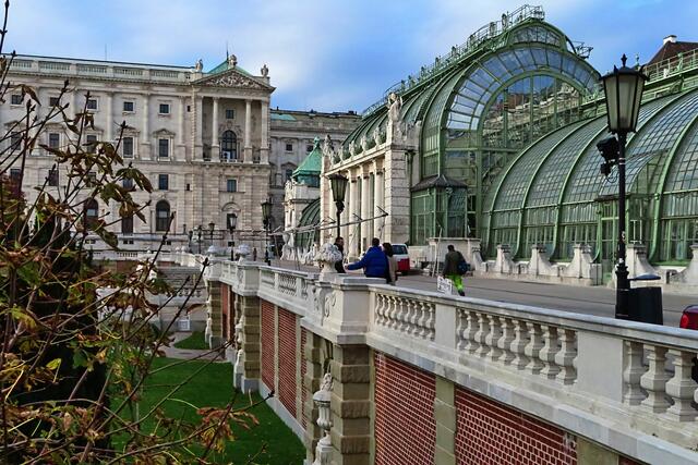 An sonnigen Tage ist dieser 'Balkon' vor dem Schmetterlingshaus ein sehr begehrter Platz