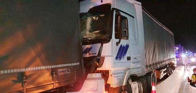 Am 12. November kam es zu einem Auffahrunfall zwischen zwei Lkw auf der A12 im Bereich der Ausfahrt Kufstein-Nord. Beim Vorbeifahren streifte sogar noch ein Pkw die Seitentür von einem der Lkw. | Foto: ZOOM.Tirol