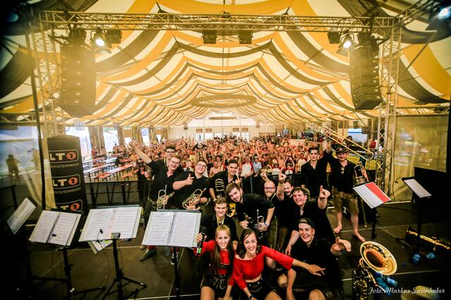 In Sierning und St. Marien sind die 15 Musiker und zwei Sängerinnen der „Stutzenmusi“ zu Hause. Seit 2015 spielen sie auf den Bühnen böhmisch, sowie mährisch-moderne Musik, aber auch allseits bekannte Charts und Hits auf. | Foto: Stutzenmusi