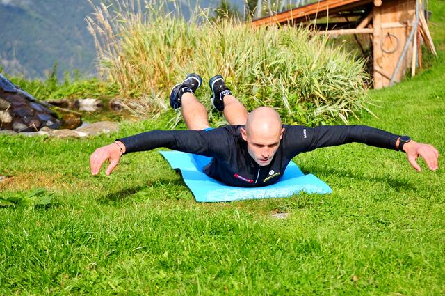 Fit in den Winter mit Gerald Kammerlander - Übung 7: Superman | Foto: Hassl
