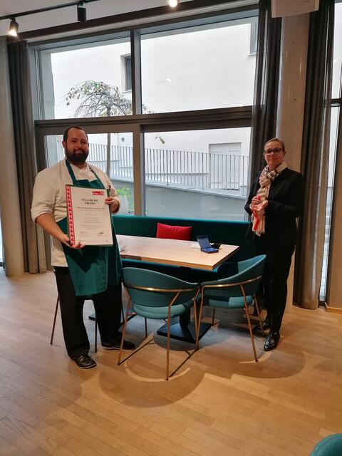 Preisübergabe für den "Follow me Award": Christopher Petsch mit Martina Romen-Kierner von der Wirtschaftskammer. | Foto: WKO