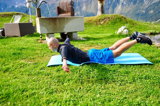 Fit in den Winter mit Gerald Kammerlander - Übung 7: Superman | Foto: Hassl