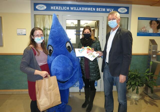 Kindergartenpädagogin Kerstin Beigelböck und Kindergartenleiterin Madelaine Ribits vom Kindergarten Steinbrunn mit WLV-Maskottchen Tropfi und Klaus Sauer (WLV) bei der Übergabe des Informationsmaterials.  | Foto: WLV Nördliches Burgenland
