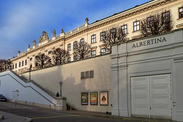 Und gleich neben dem Burggarten geht's hinauf zur Albertina, die ja oberhalb einer Rampe errichtet wurde
