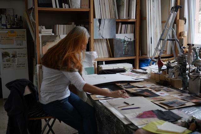 Die Künstlerin bei der Arbeit. | Foto: Andrea Glatzer