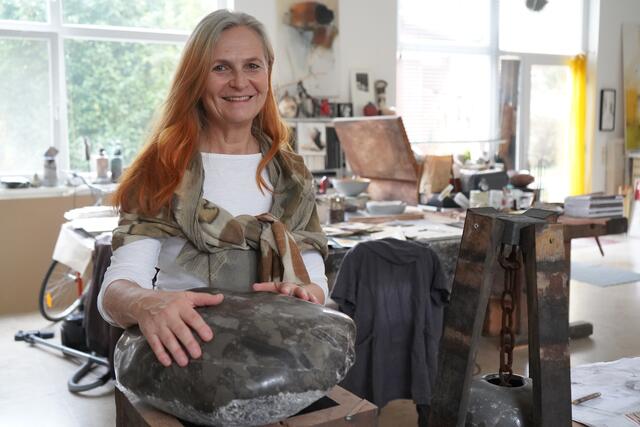 Marina Horvath mit einem ihrer Steinobjekte, einem veredelten Findling. | Foto: Andrea Glatzer