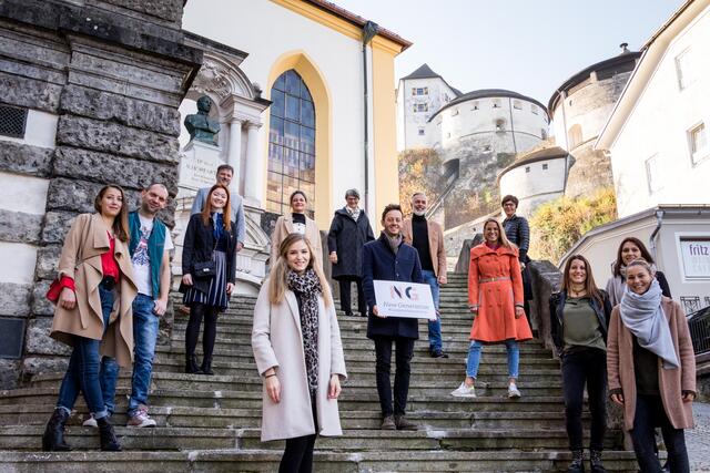 Einige Mitglieder der New Generation im Kufsteinerland, die eine Veränderung in der Markenstrategie des Tourismus in der Region hervorbringen wollen.
(Im Bild v.l.: Claudia und Andreas Thaler (FrohNatur), Viktoria Fahringer (Viktorias Home), Thomas Ebner (Standortmarketing Kufstein), Christina Sappl (Hotel Andreas Hofer), Sabrina Steindl (Der Unterwirt), Sabine Mair, Stefan Pühringer und Georg Hörhager (TVB Kufsteinerland), Lisa Mauracher (Ayurveda Resort Sonnhof), Beate Astner-Prem (Sattlerwirt), Familie Anker (Beim Dresch).)  | Foto: Sven Roscher / Kufsteinerland